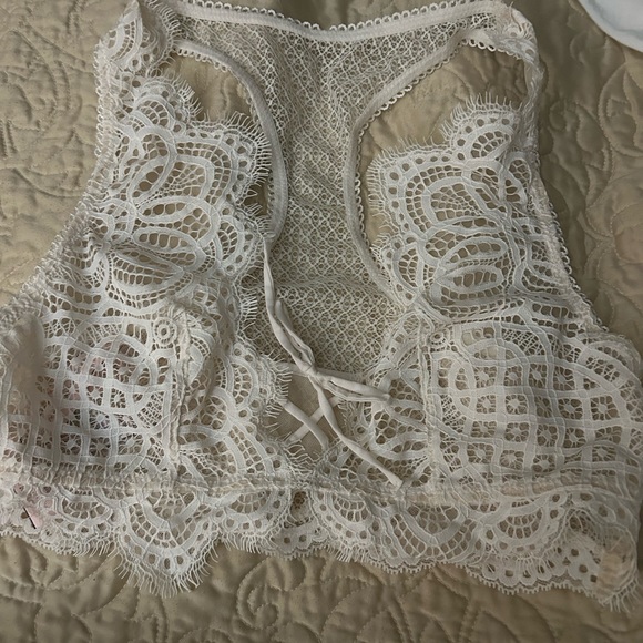NWT Victoria’s Secret cream lace bralette. Size Small. - Picture 1 of 3